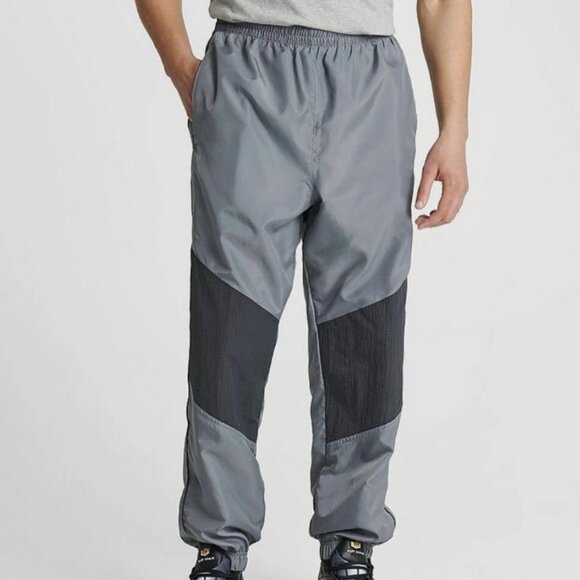 NWT $85 Nike Air Swoosh Woven Track Pants Grey Sz Medium FN7688 065 - Picture 2 of 5